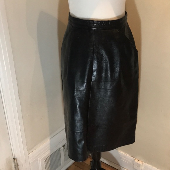 “GIGI BOUTIQUE” Vintage Black Leather Skirt. - Picture 2 of 13